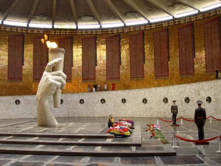 Monumento a los caidos en la batalla de Stalingrado en la Segunda Guerra Mundial VOLGOGRADO RUSIA CRUCEROS FLUVIALES